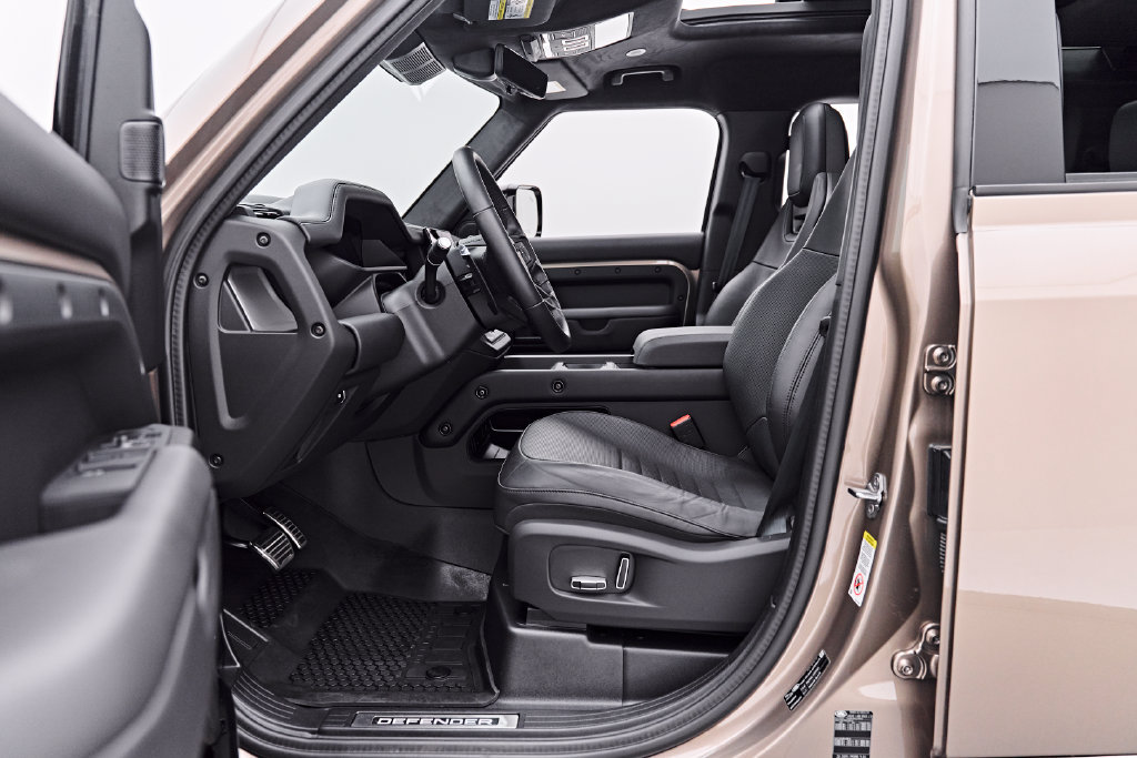 Used 2025 Land Rover Defender 110 AWD/4WD image 44