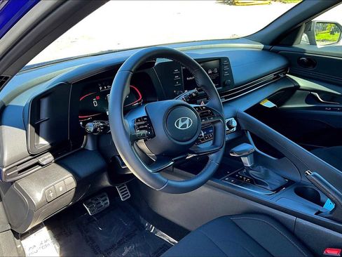 Used 2025 Hyundai Elantra Sport image 17