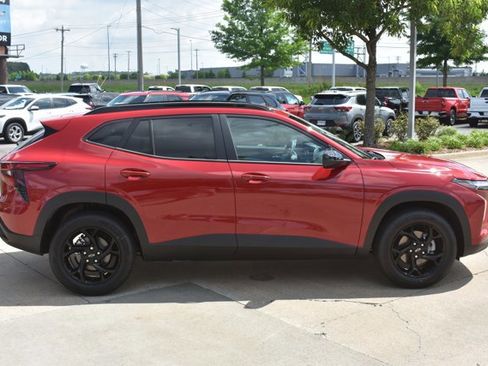 New 2026 Chevrolet Trax LT w/ Sunroof Package FWD image 4