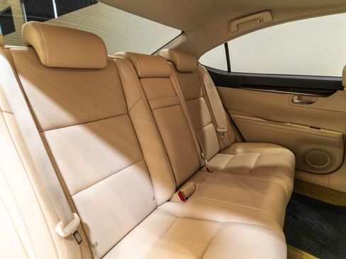 Used 2014 Lexus ES 350 w/ Luxury Package FWD image 34