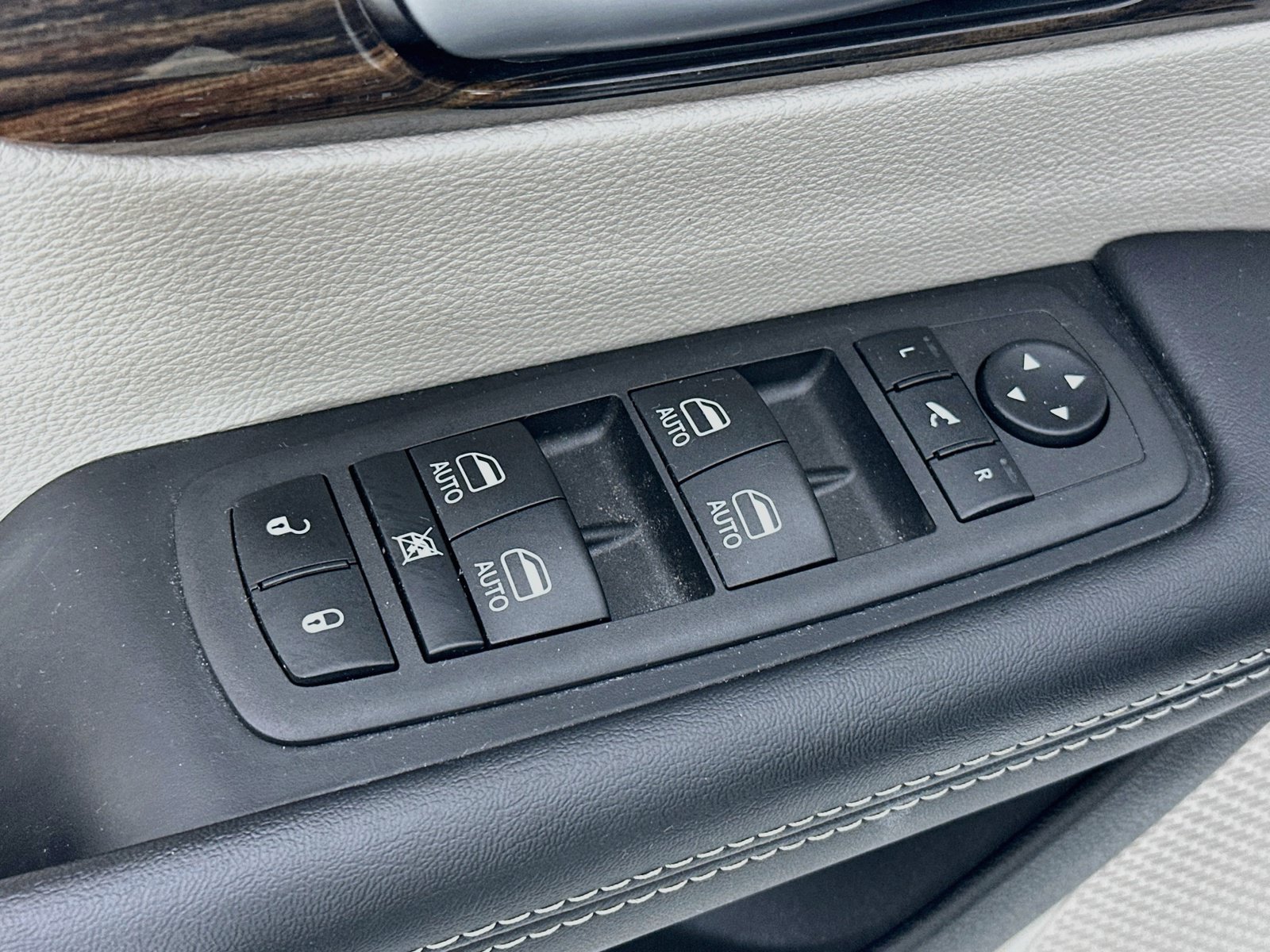 Used 2023 Chrysler Pacifica Limited w/ Uconnect Theater Family Group FWD image 18