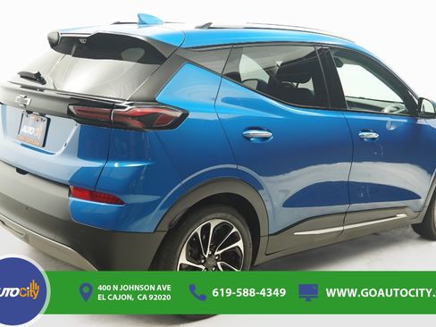 Used 2022 Chevrolet Bolt EUV Premier w/ Sun & Sound Package FWD image 6