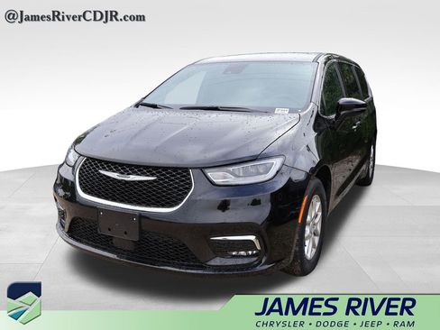 Used 2025 Chrysler Pacifica Select FWD image 2