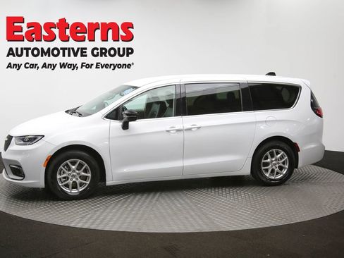 Used 2024 Chrysler Pacifica Touring-L image 57