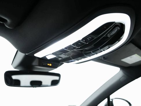 Certified 2025 Porsche Macan image 26