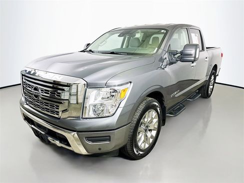 Used 2024 Nissan Titan SV w/ SV Convenience Package image 3