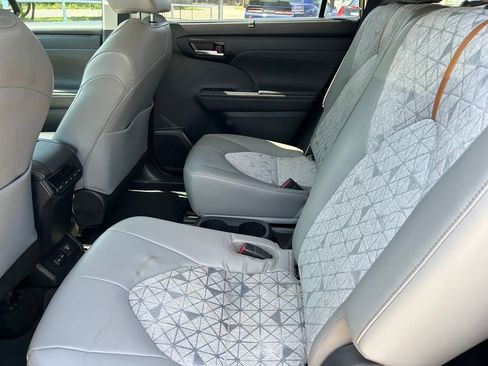 Used 2023 Toyota Highlander Bronze Edition FWD image 19