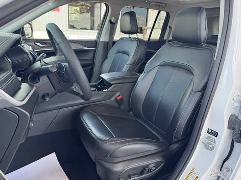 Used 2023 Jeep Grand Cherokee Limited w/ Luxury Tech Group II AWD/4WD image 21