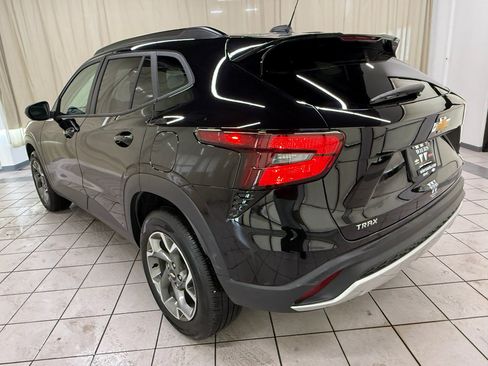 Used 2025 Chevrolet Trax LT w/ LT Convenience Package FWD image 10