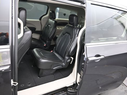 Used 2021 Chrysler Voyager Lxi image 16