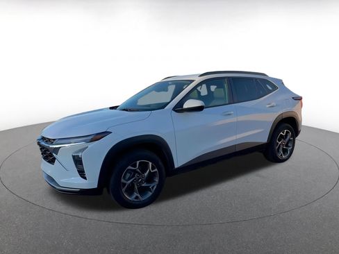 Used 2025 Chevrolet Trax LT image 8