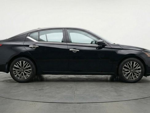 Used 2025 Nissan Altima 2.5 SV FWD image 11