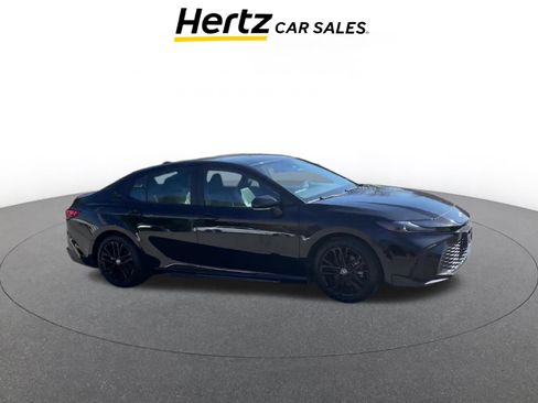 Used 2025 Toyota Camry SE image 1