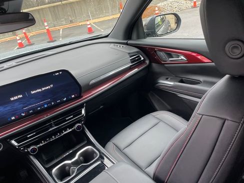 Used 2025 Chevrolet Traverse Z71 image 26