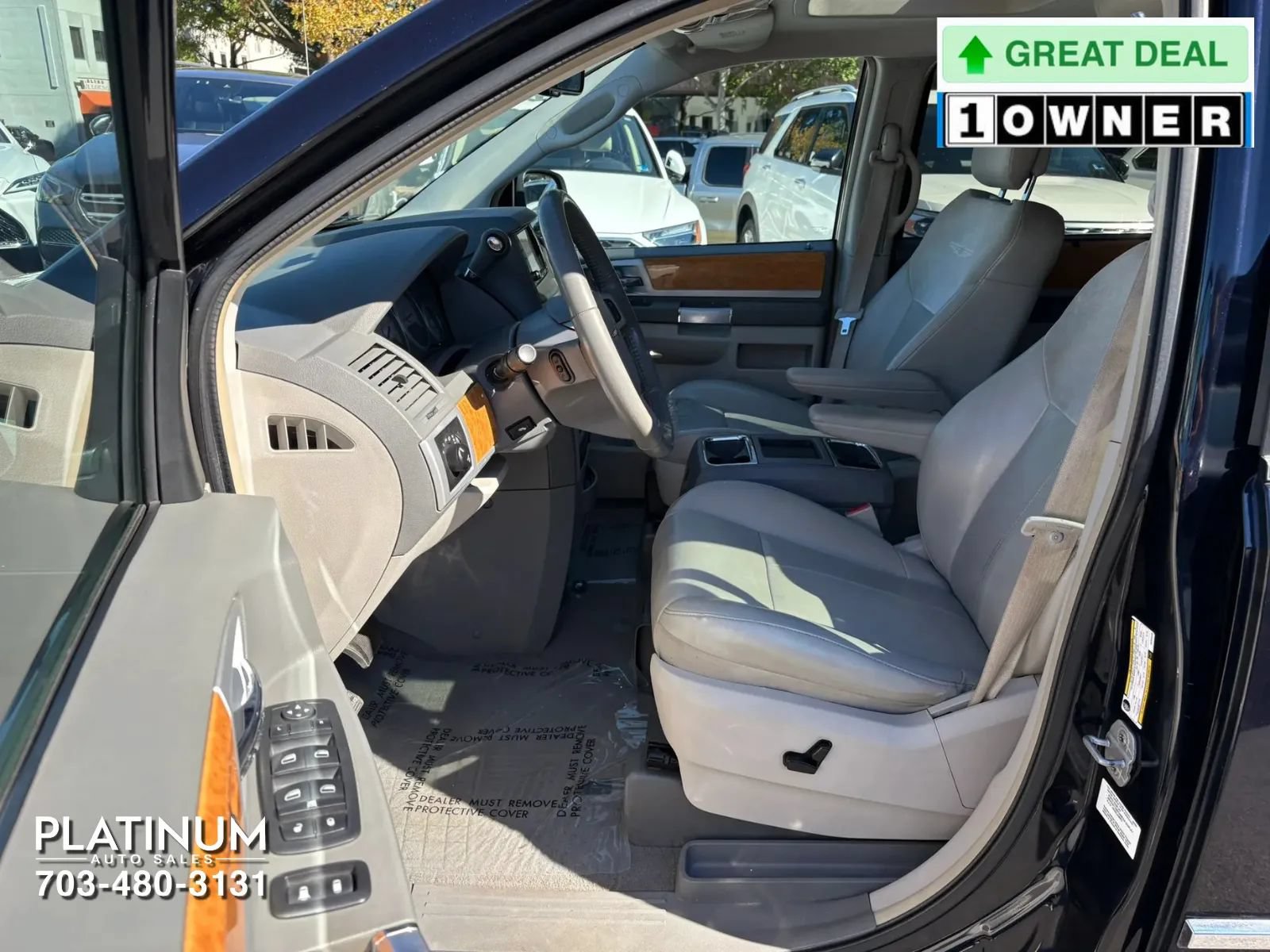 Used 2010 Chrysler Town & Country Limited w/ Entertainment Group #3 FWD image 12