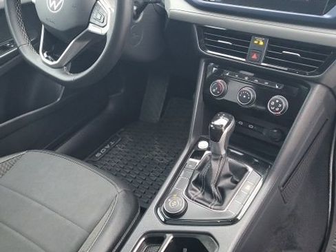 Used 2023 Volkswagen Taos SE w/ Panoramic Sunroof Package image 19