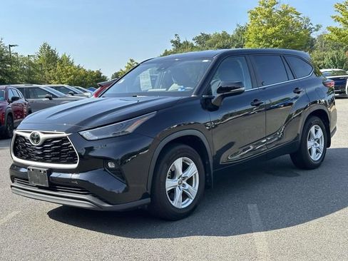 Used 2023 Toyota Highlander LE FWD image 5