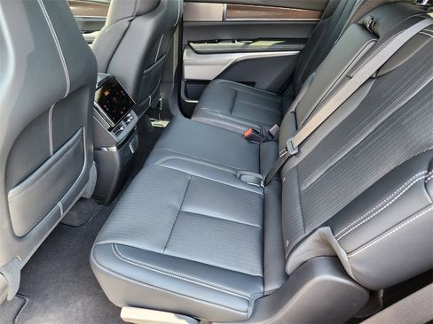 New 2026 Cadillac Vistiq Sport image 25