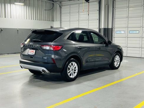 Used 2020 Ford Escape SE image 18