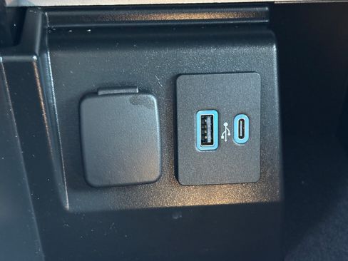 Used 2022 Ford Explorer XLT w/ Equipment Group 202A AWD/4WD image 17