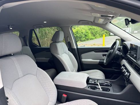 Used 2023 Honda Pilot LX image 8