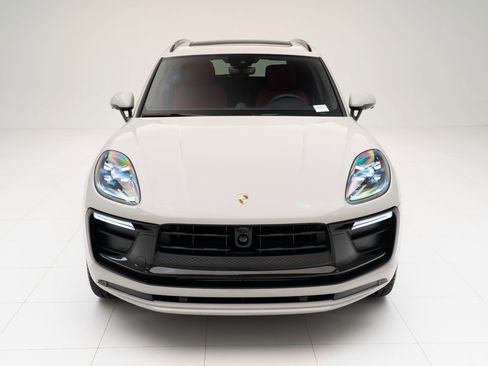 Certified 2025 Porsche Macan image 6