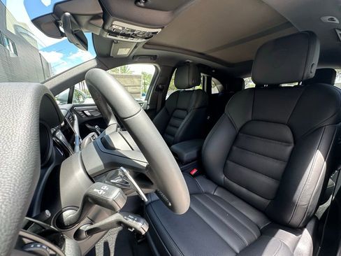 Certified 2025 Porsche Macan Turbo image 5