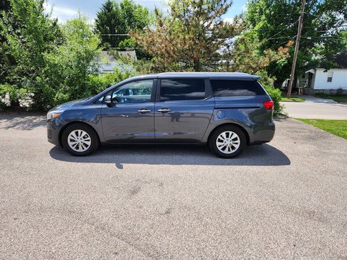 Used 2017 Kia Sedona LX w/ LX Essentials Premium Package FWD image 2