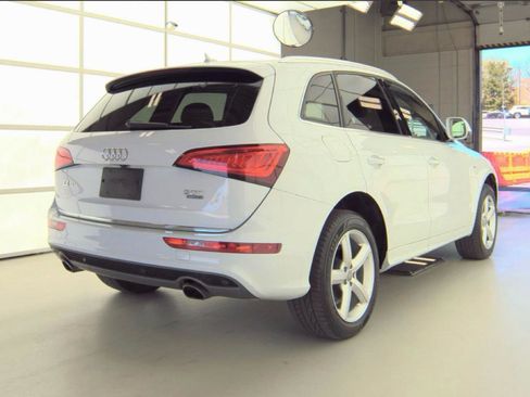 Used 2017 Audi Q5 2.0T Premium Plus w/ Technology Package AWD/4WD image 2