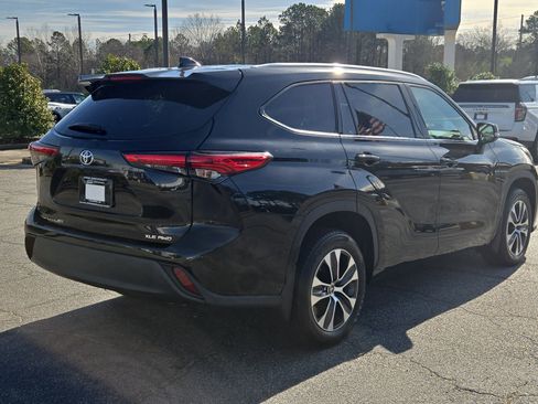 Used 2022 Toyota Highlander XLE image 9