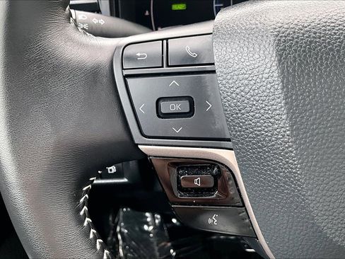 Used 2025 Toyota Camry SE image 17