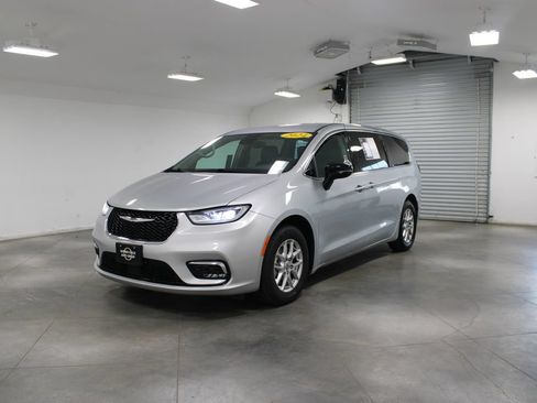 Used 2024 Chrysler Pacifica Touring-L FWD image 4