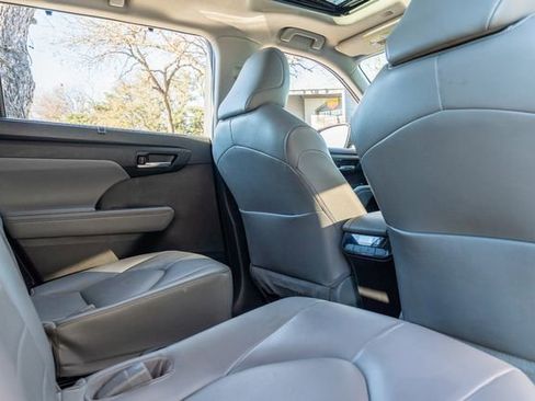 Used 2022 Toyota Highlander XLE image 43