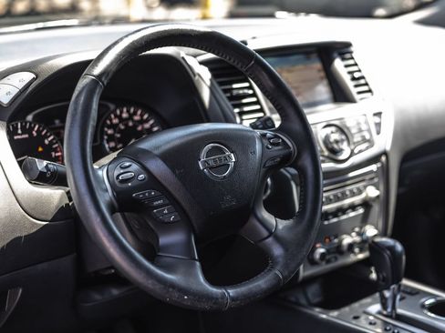 Used 2019 Nissan Pathfinder SL FWD image 6