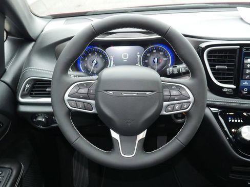 New 2027 Chrysler Pacifica Select FWD image 17