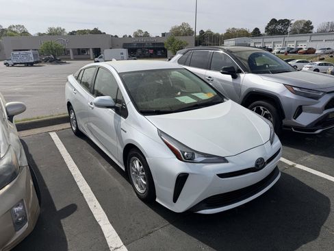 Used 2021 Toyota Prius L Eco image 9