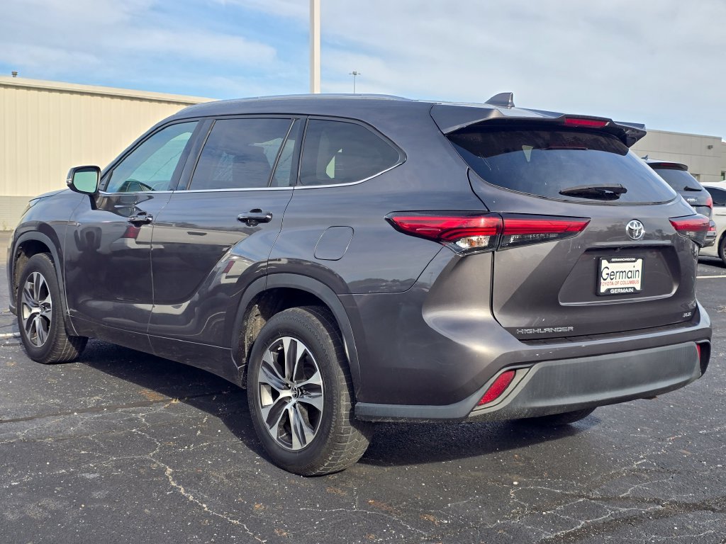 Certified 2021 Toyota Highlander XLE FWD image 6