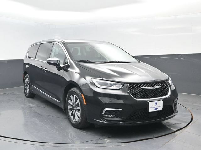 Used 2023 Chrysler Pacifica Limited FWD image 2