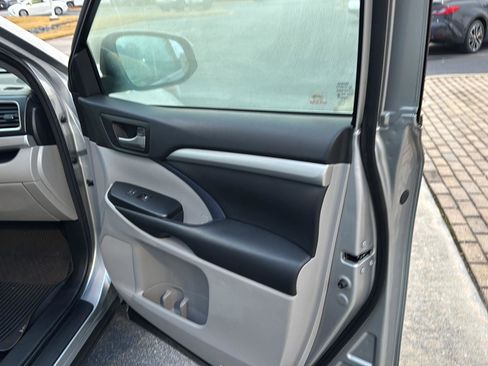 Certified 2017 Toyota Highlander XLE image 12