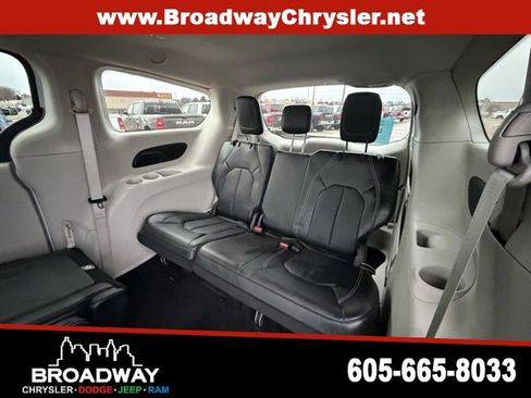 Used 2024 Chrysler Pacifica Touring-L image 14