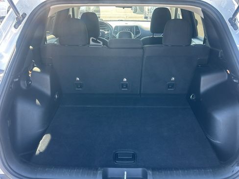 Used 2019 Jeep Cherokee Latitude w/ Popular Appearance Group AWD/4WD image 34
