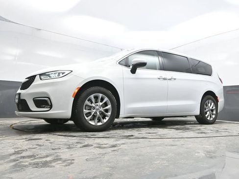 Used 2023 Chrysler Pacifica Touring-L image 33