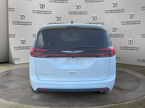 New 2026 Chrysler Pacifica Select image 4