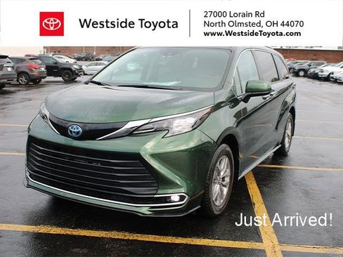 Used 2024 Toyota Sienna XLE image 1