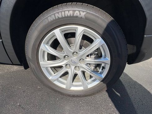 Used 2023 Cadillac XT4 Luxury w/ Cold Weather Package AWD/4WD image 9