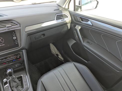 Used 2022 Volkswagen Tiguan SE image 13