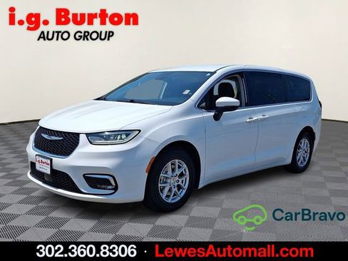Used 2023 Chrysler Pacifica Touring-L FWD image 3