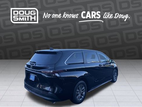 Used 2024 Toyota Sienna LE image 5