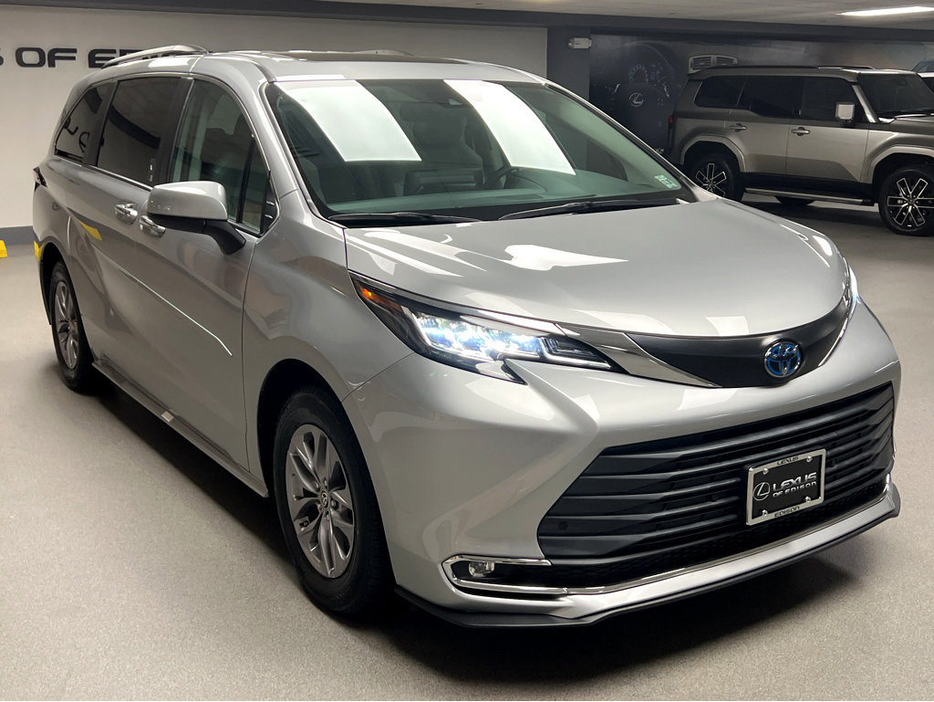 Used 2022 Toyota Sienna XLE AWD/4WD image 1