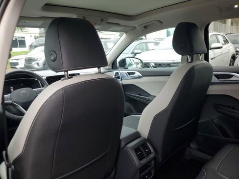Used 2025 Volkswagen Taos SE w/ Panoramic Sunroof Package FWD image 10